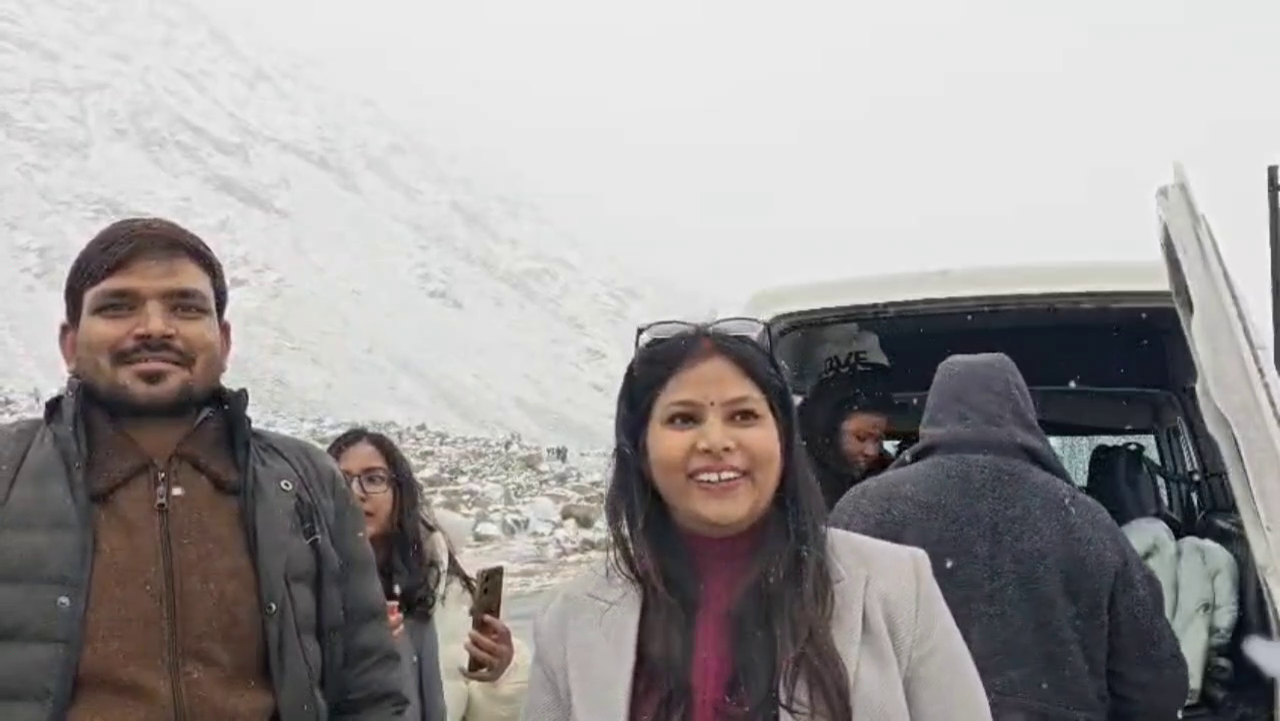 बर्फबारी देख खिले टूरिस्टों के चेहरे