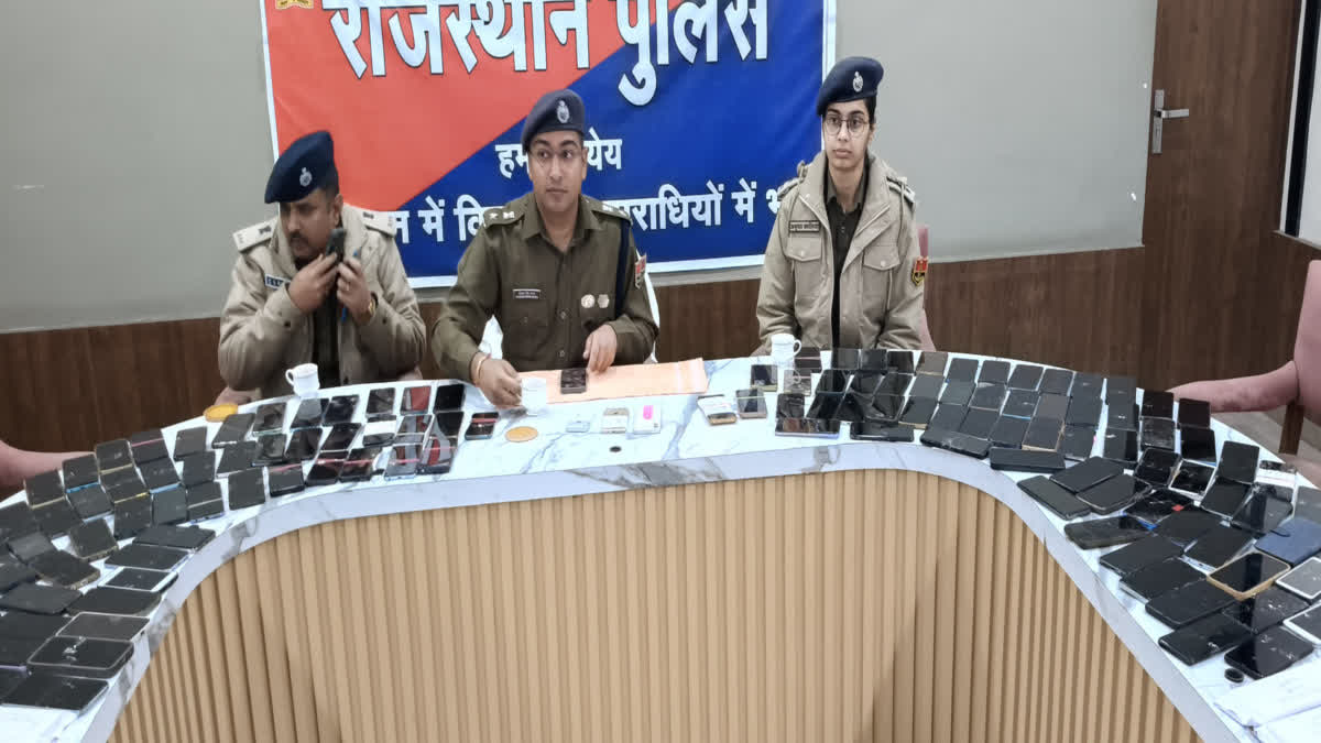 SP Sagar and other officers with the recovered mobile phones