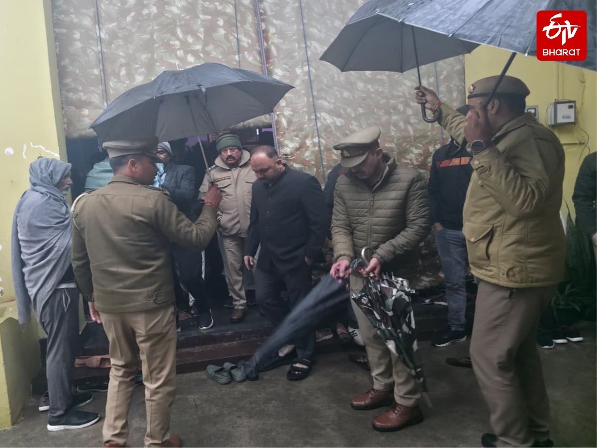 शहीद रिंकल बालियान के घर पहुंचे प्रशासन के अधिकारी.