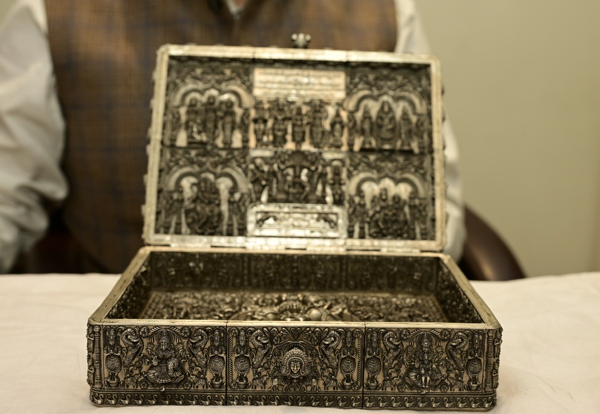 UNIQUE SILVER WEDDING INVITATION