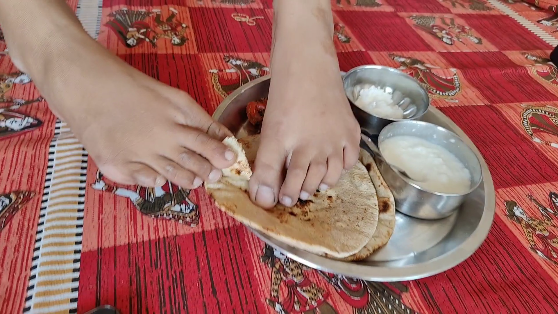 पैरों से खाती हैं खाना