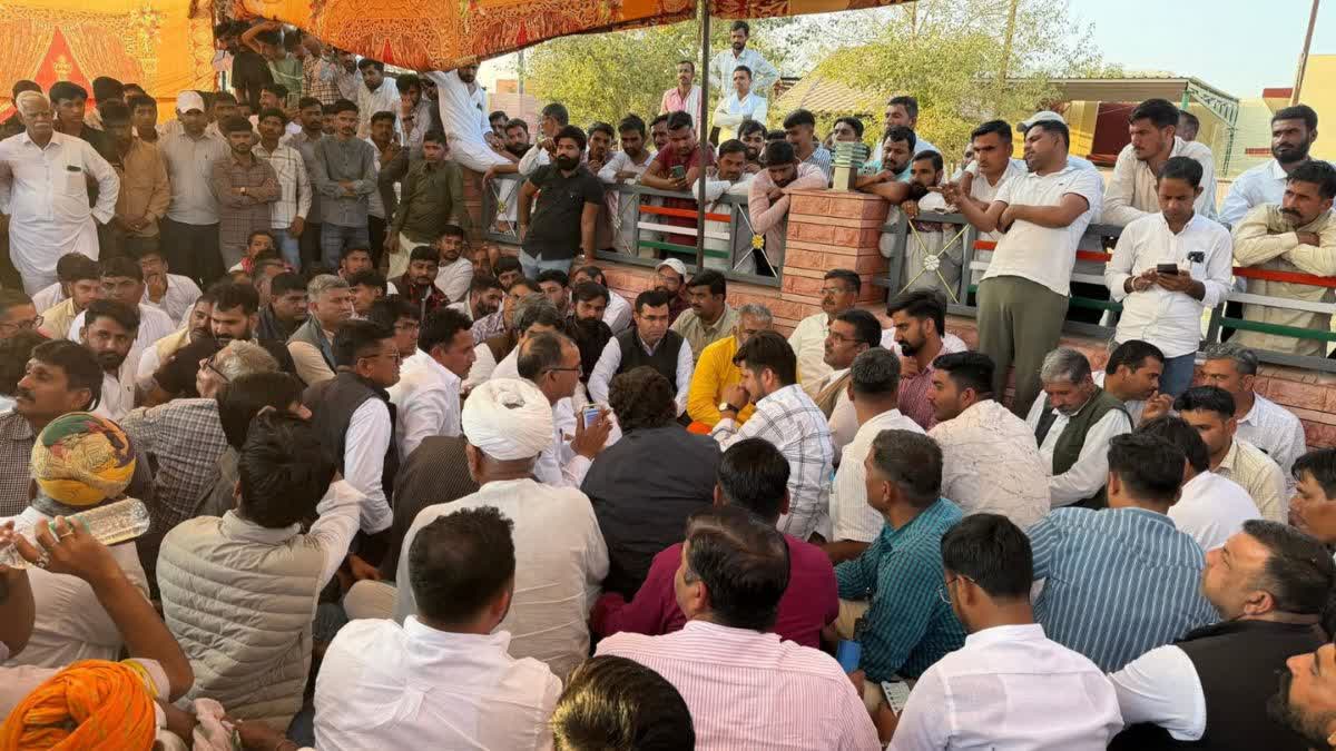 धरने पर बैठे लोग