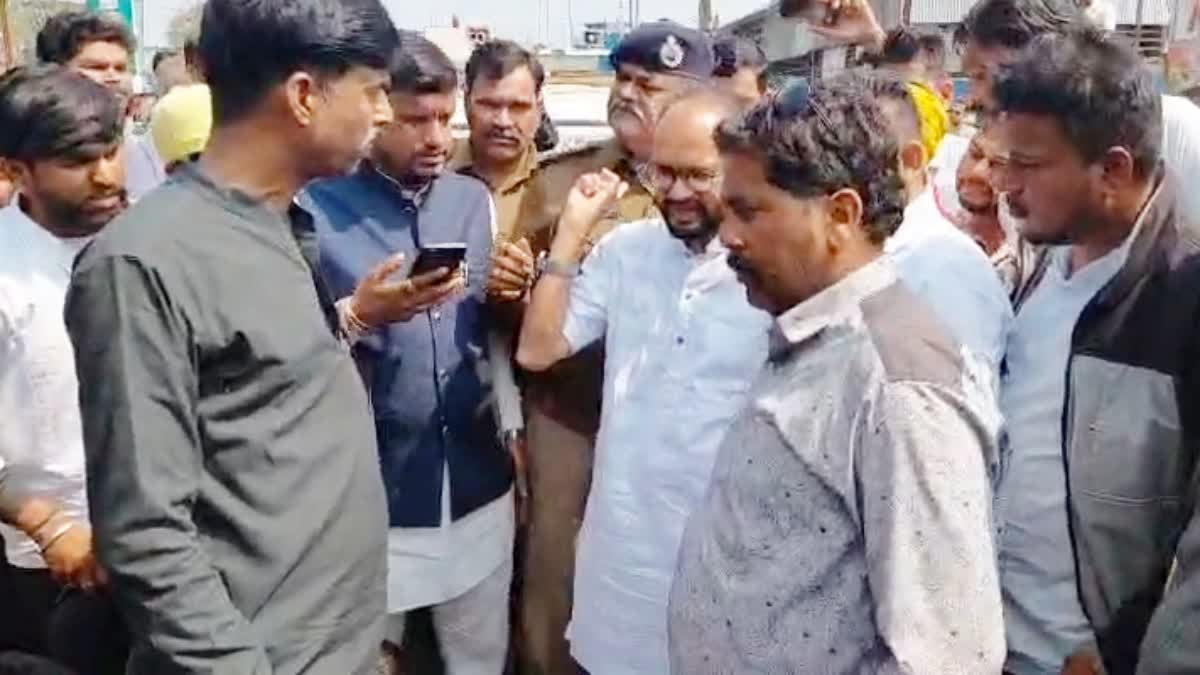 Jaora Angry peoples block road