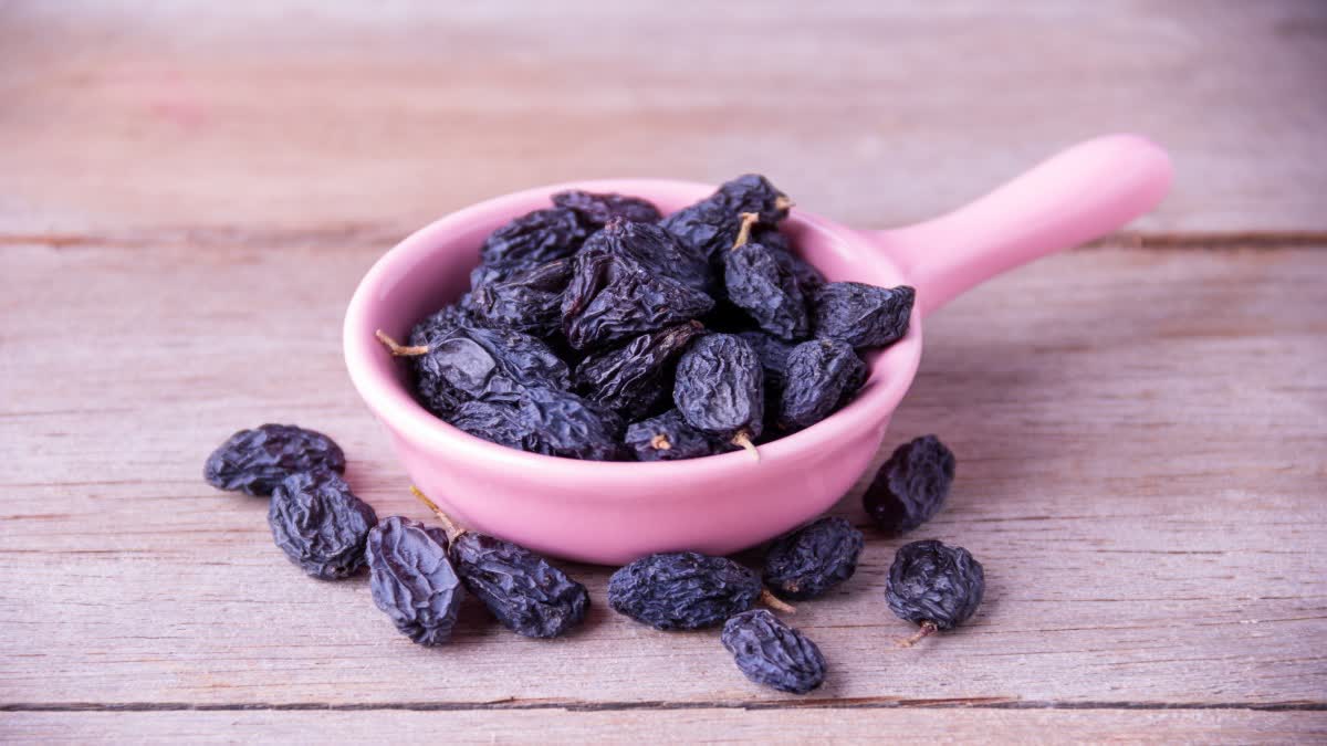 BENEFITS OF BLACK RAISINS  RAISINS MAKE SKIN GLOW  HOW TO EAT BLACK RAISINS  BLACK RAISINS TO EAT PER DAY