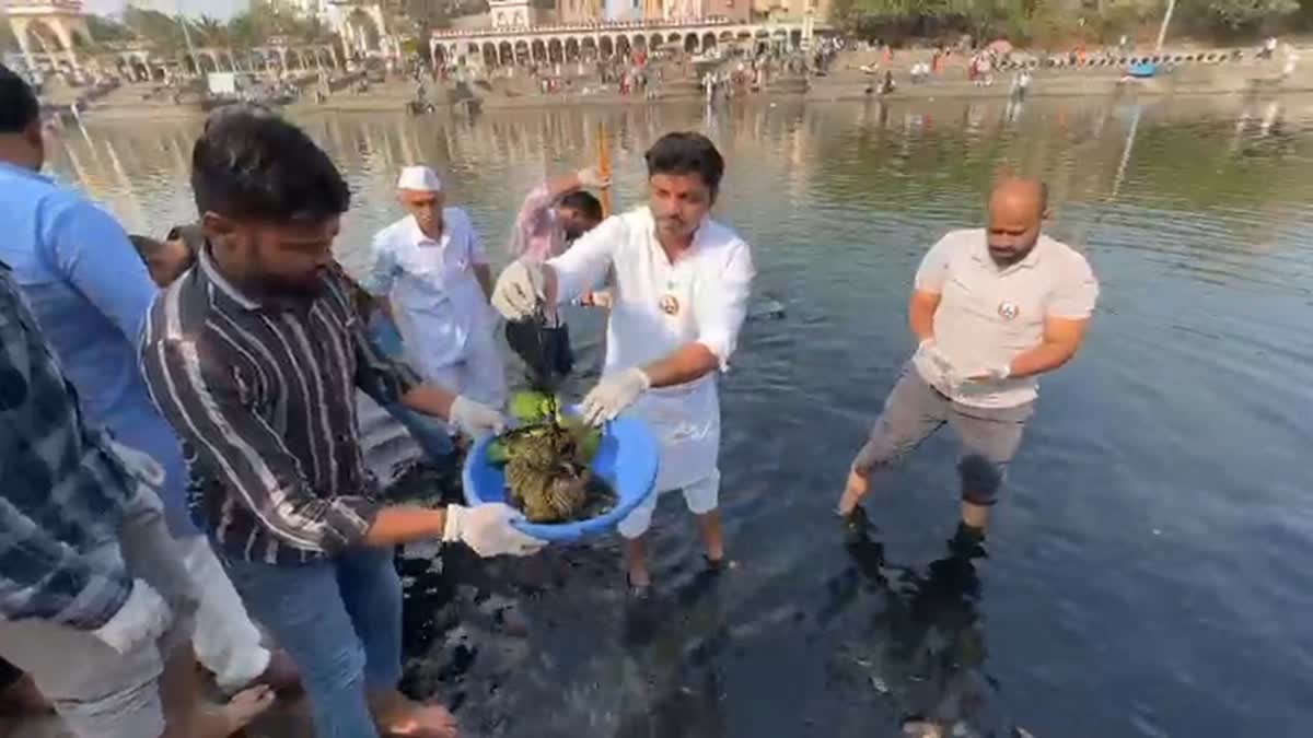 Pimpri Chinchwad Mayor Ravi Landage goes directly to the riverbed to clean Indrayani