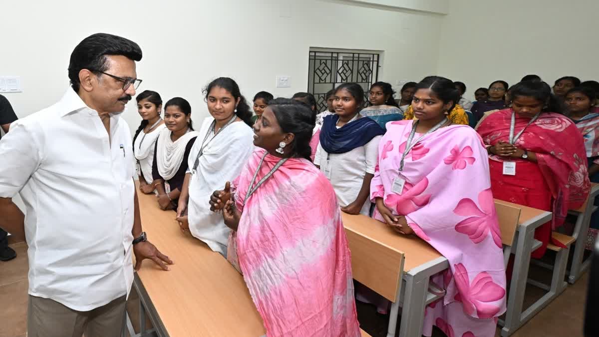 கபாலீஸ்வரர் கலை மற்றும் அறிவியல் கல்லூரி மாணவிகளுடன் முதலமைச்சர்