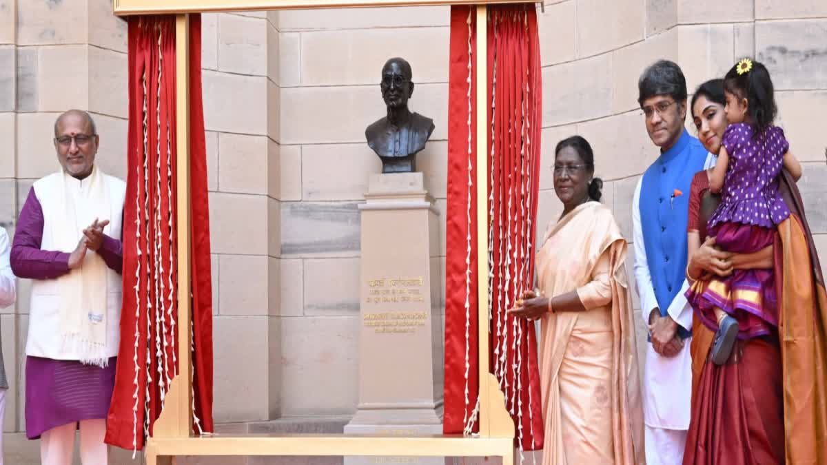 குடியரசுத் தலைவர் மாளிகையில் ராஜாஜி சிலை