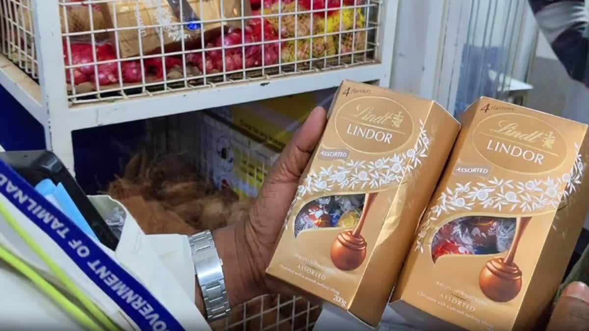 சோதனை செய்த அதிகாரிகள்