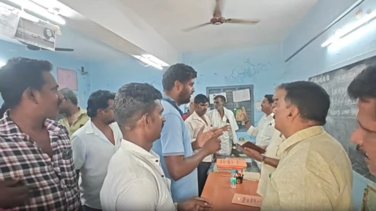 வாக்குவாதத்தில் ஈடுபட்ட  பெற்றோர்