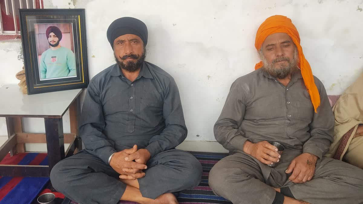 آر ایس پورہ جموں میں روس-یوکرین جنگ میں ہلاک ہوئے منیندر سنگھ جوہل کے خاندان کے سوگوار افراد