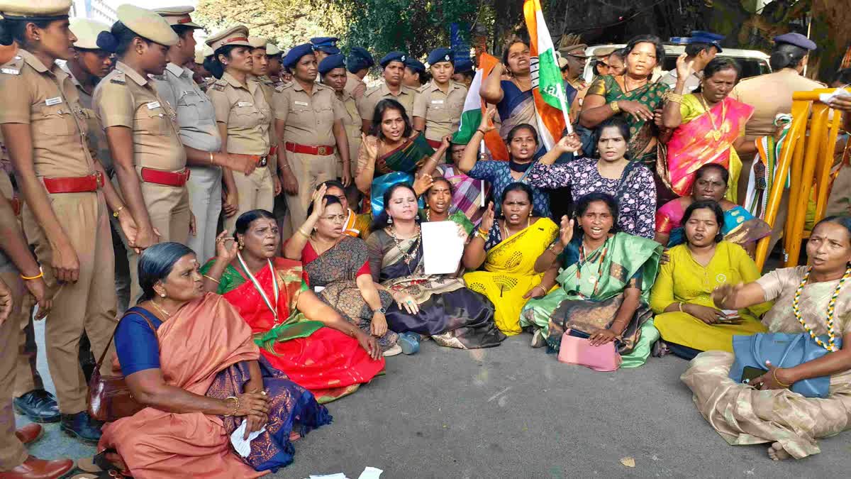 போராட்டத்தில் ஈடுபட்ட காங்கிரஸ் மகளிர் அணியினர்