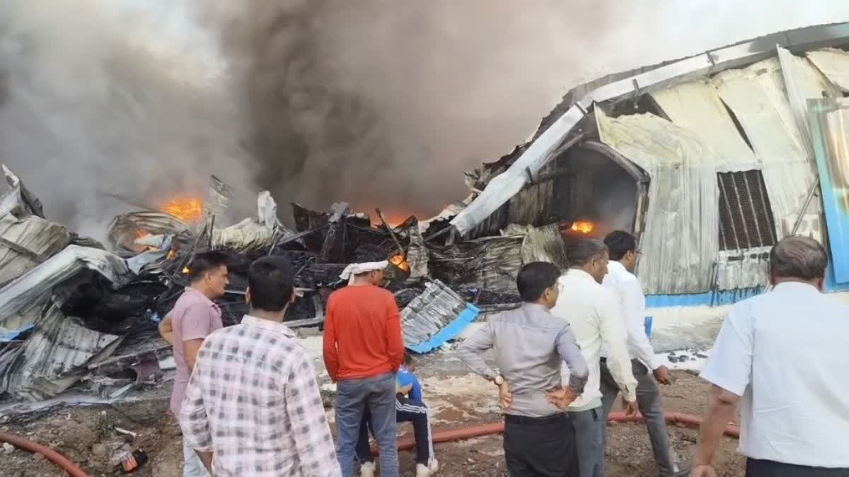 कपड़ा फैक्ट्री के गोदाम में लगी आग