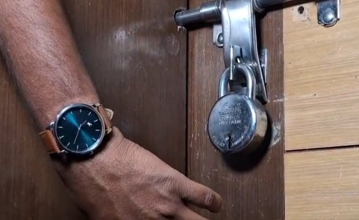 ଗତ 18 ତାରିଖରେ ଜବତ ସମୟରେ ହାଇଡ୍ରାମା ଦେଖିବାକୁ ମିଳିଥିଲା । ଜବତ ଭୟରେ ଅଫିସରେ ତାଲା ଝୁଲାଇ ବାହାରେ ବୁଲିଥିଲେ ସରକାରୀ କର୍ମଚାରୀ ।