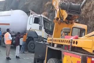 पुणे-मुंबई द्रुतगती मार्गावर गॅस टँकरचा अपघात