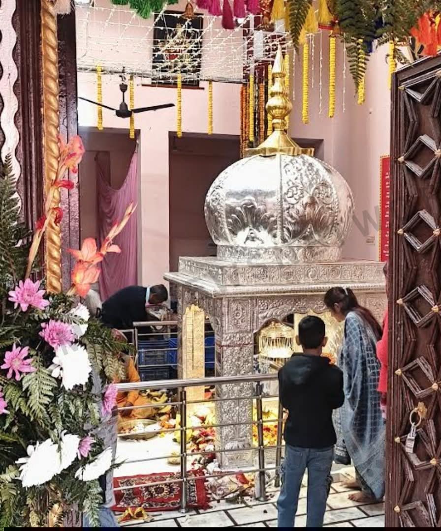 मंदिर में हुई चांदी की नक्काशी