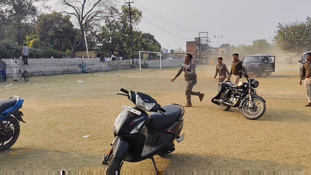 Uproar at polling booth of Ward 43 over bogus voting during municipal election in Dhanbad