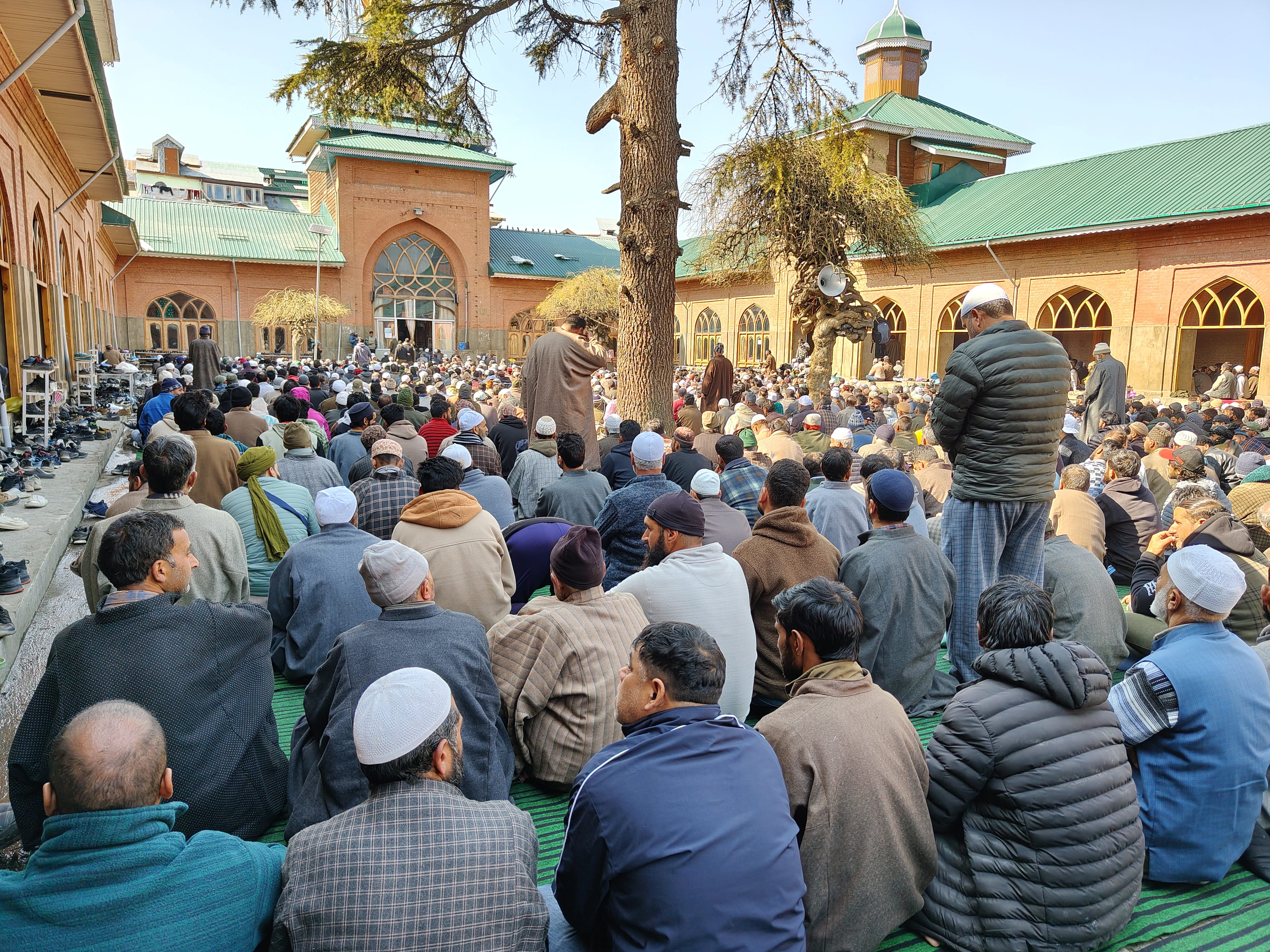 A bright symbol of spirituality, the pride of South Kashmir where centuries of prayers are preserved Urdu News