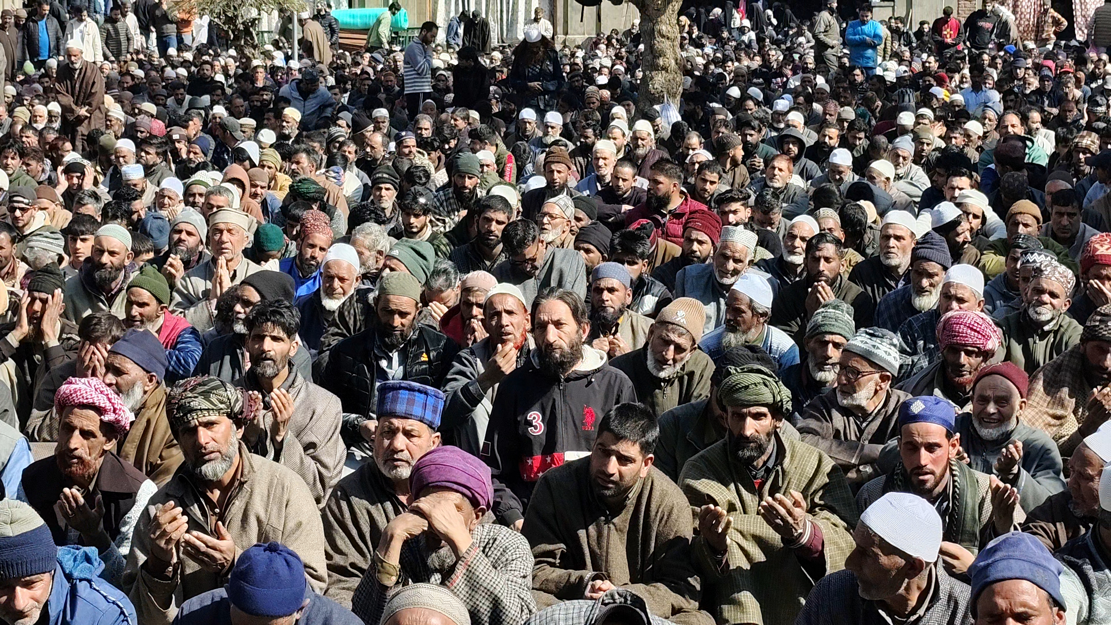 A bright symbol of spirituality, the pride of South Kashmir where centuries of prayers are preserved Urdu News