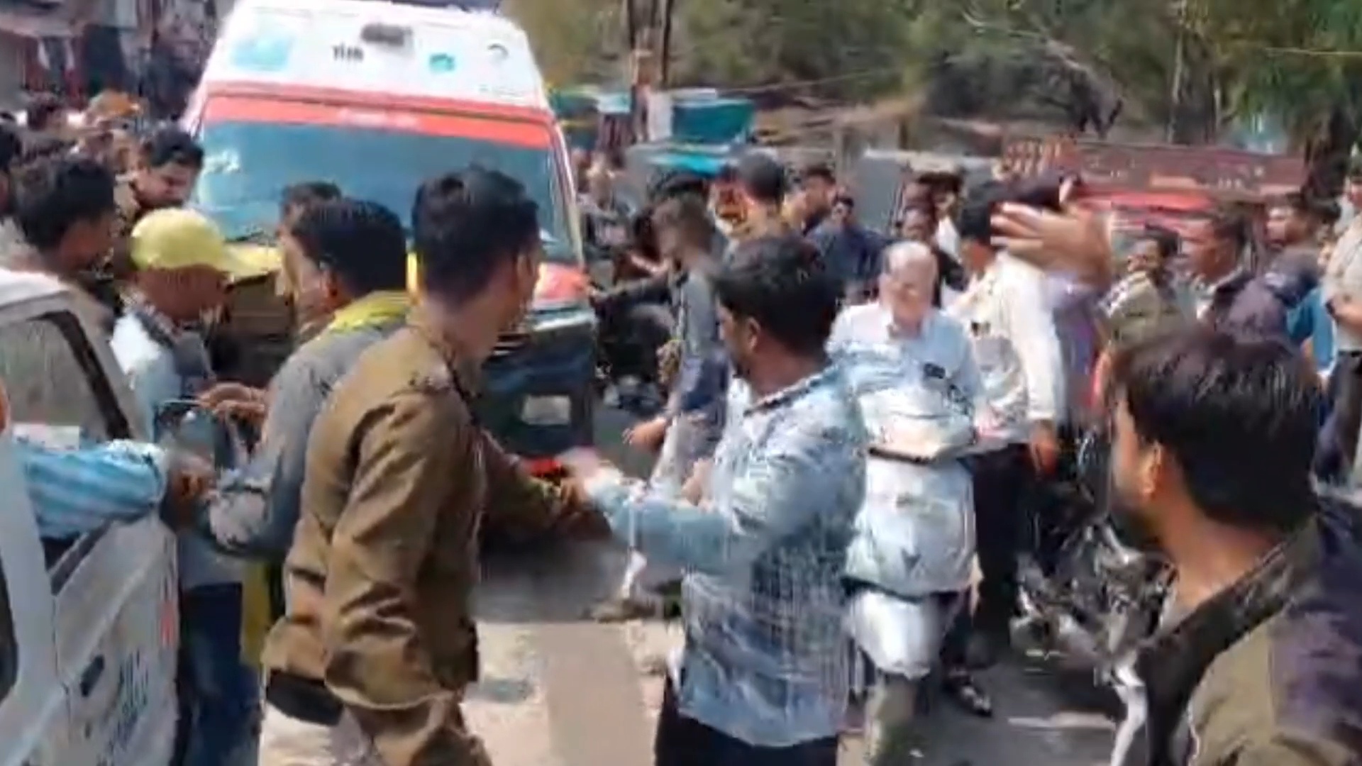 Jaora Angry peoples block road