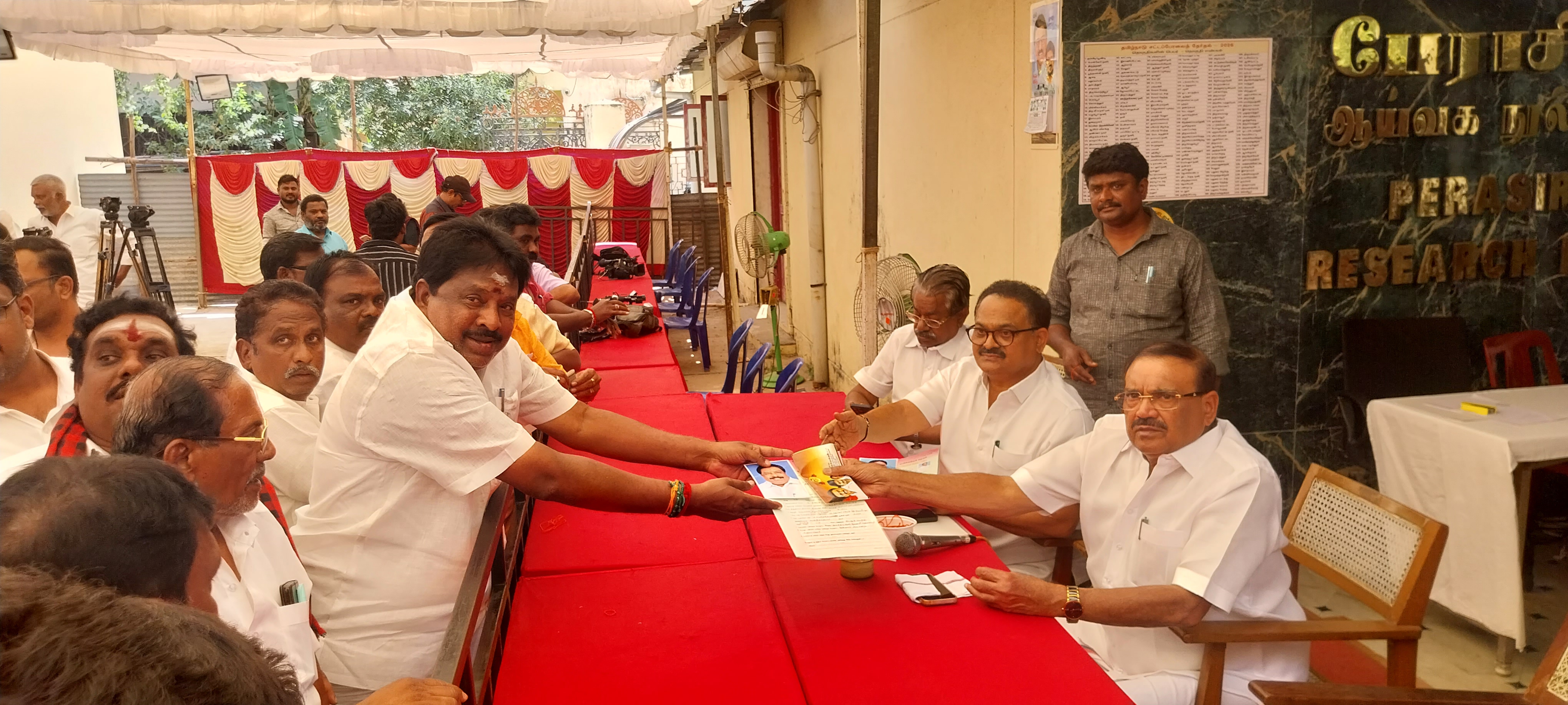 விருப்ப மனுவை சமர்பித்த திமுகவினர்