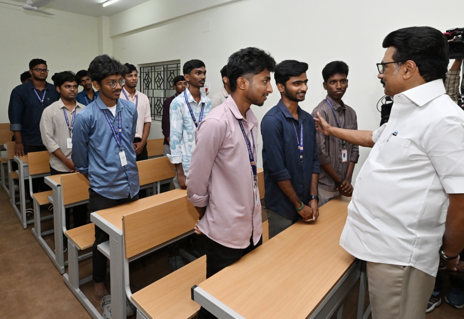 கபாலீஸ்வரர் கலை மற்றும் அறிவியல் கல்லூரி மாணவர்களுடன் முதலமைச்சர்