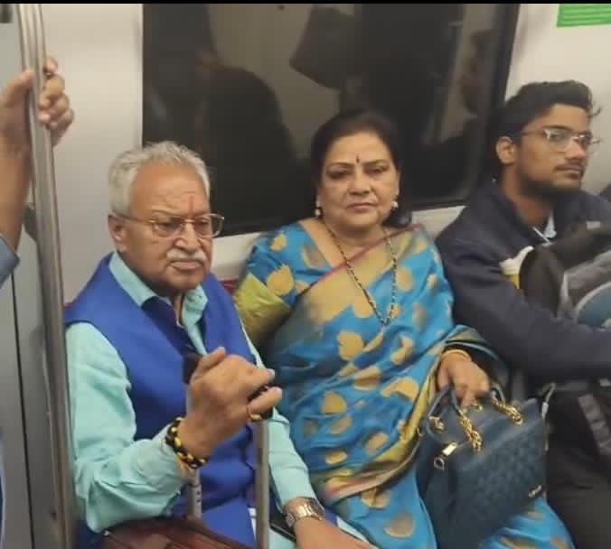 राज्यसभा सांसद डॉ. लक्ष्मीकांत बाजपेई ने पत्नी के साथ किया सफर.