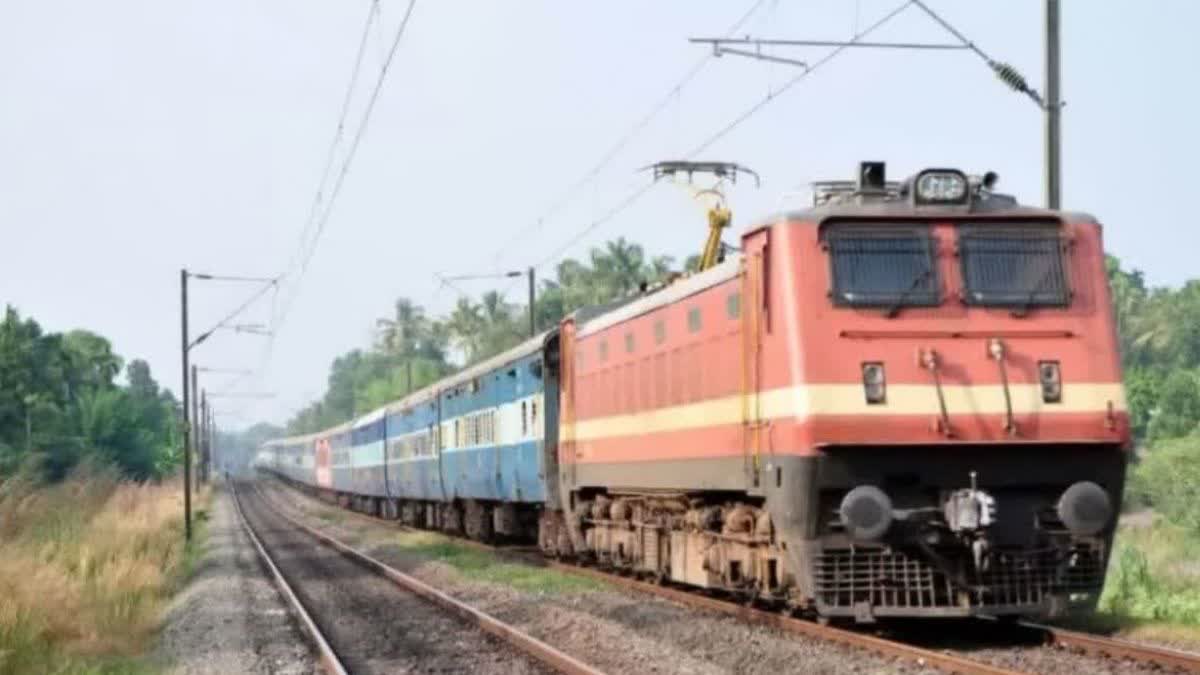 सेंट्रल रेलवे चलागा 356 समर स्पेशल ट्रेनें