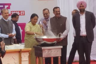 खीर सेरेमनी के दौरान सीएम रेखा