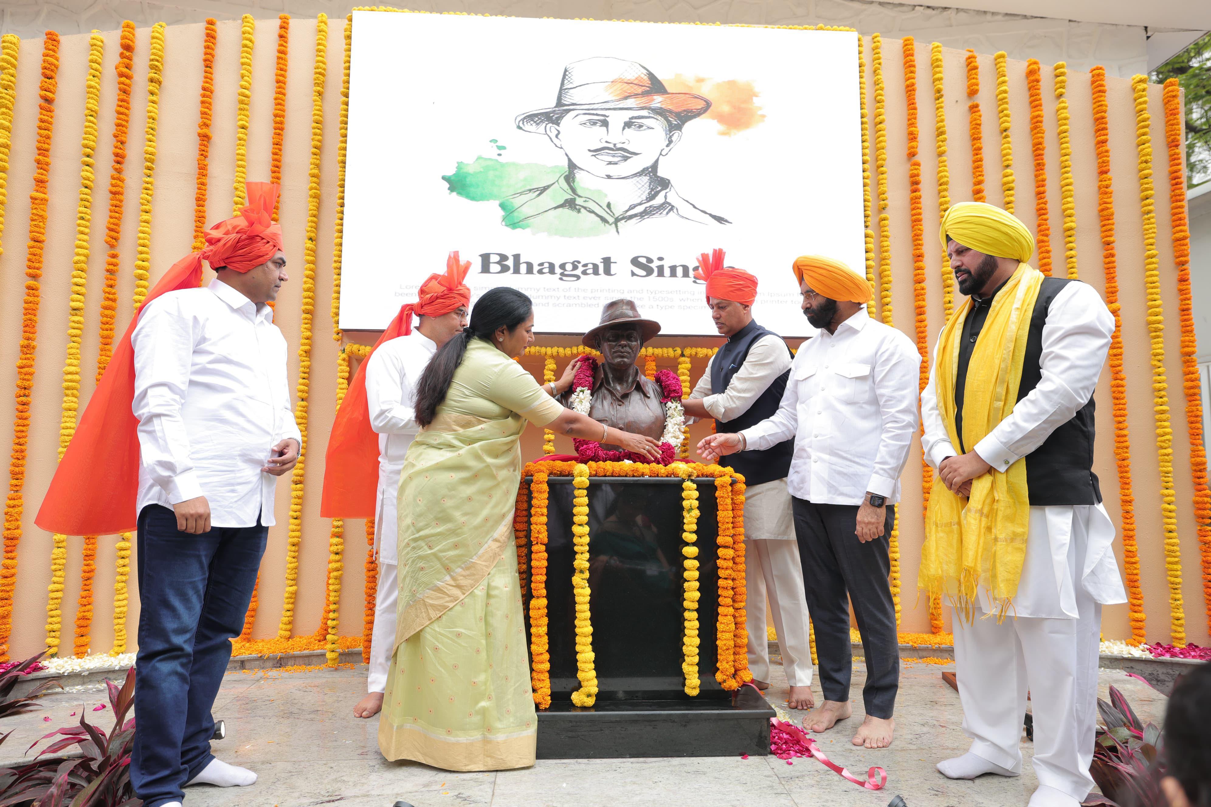 RCS कार्यालय में शहीद-ए-आजम की प्रतिमा का अनावरण