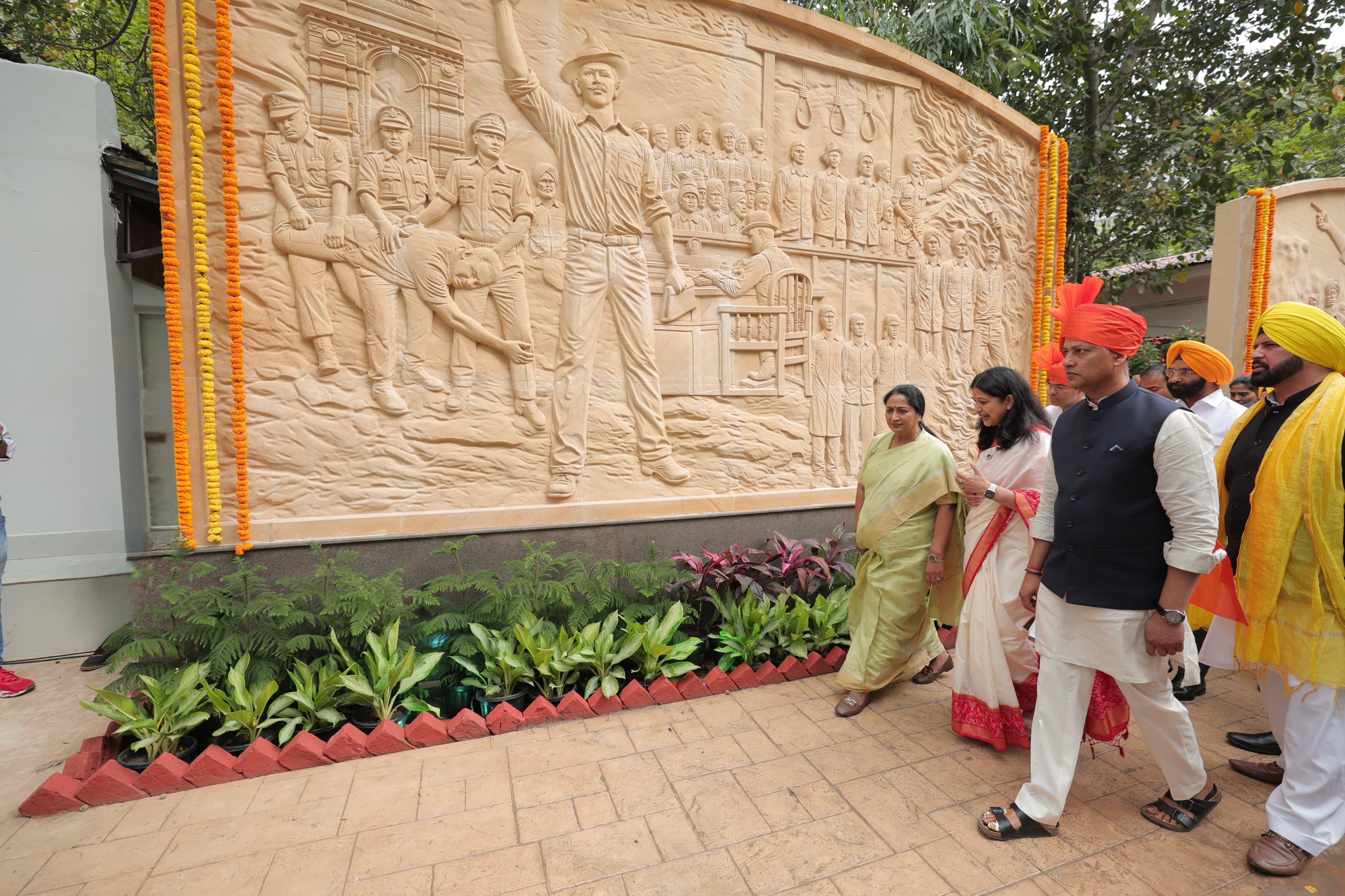 भगत सिंह की प्रतिमा श्रद्धांजलि के रूप में स्थापित