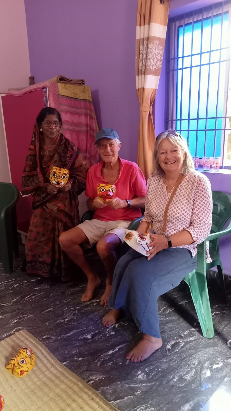 Khordha Artisan Manjulata Mohapatra Revives Papier-Mache And Cow Dung Art, Attracts Foreign Learners