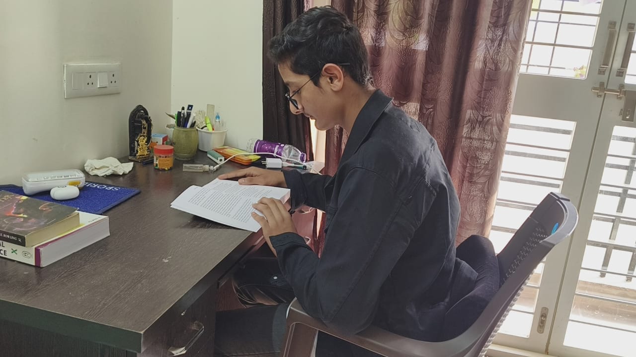 15-year-old boy who wrote English novel receives praise from readers at home and abroad