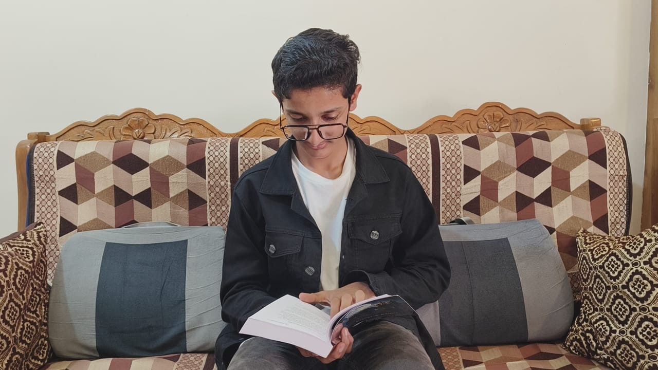 15-year-old boy who wrote English novel receives praise from readers at home and abroad