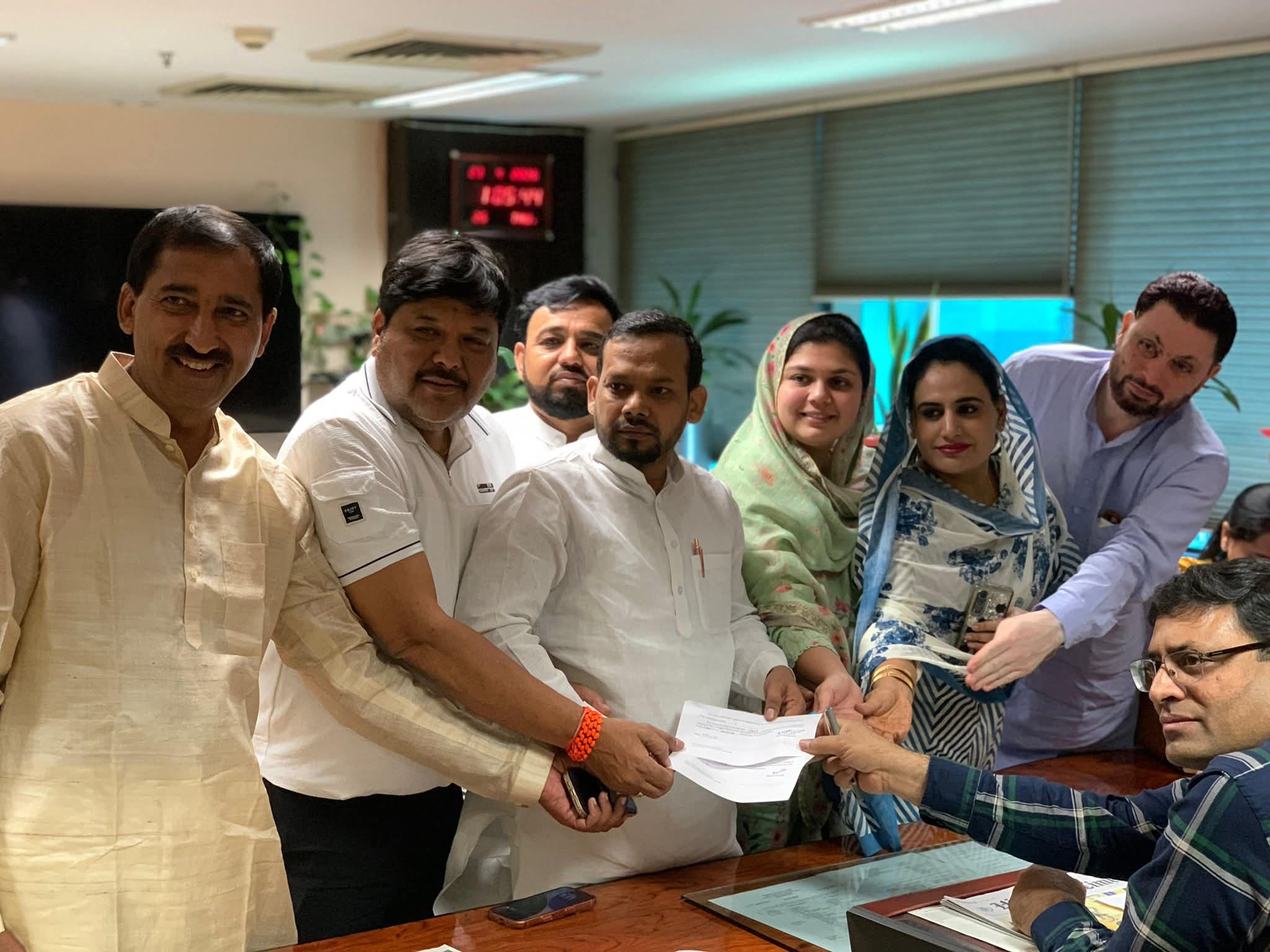 कांग्रेस ने मैदान में उतरकर बदले सियासी समीकरण