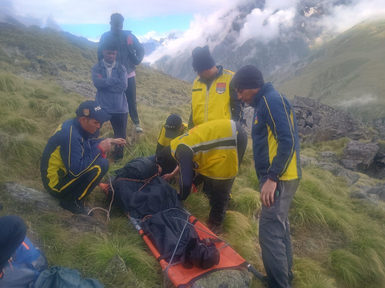 StonStones fell on the car es fell on the car