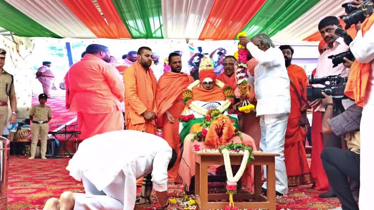 ಶ್ರೀ ಮುಮ್ಮಡಿ ನಿರ್ವಾಣ ಸ್ವಾಮೀಜಿಯವರ ಅಂತಿಮ ದರ್ಶನ ಪಡೆದ ಸಿಎಂ ಡಿಕೆಶಿ