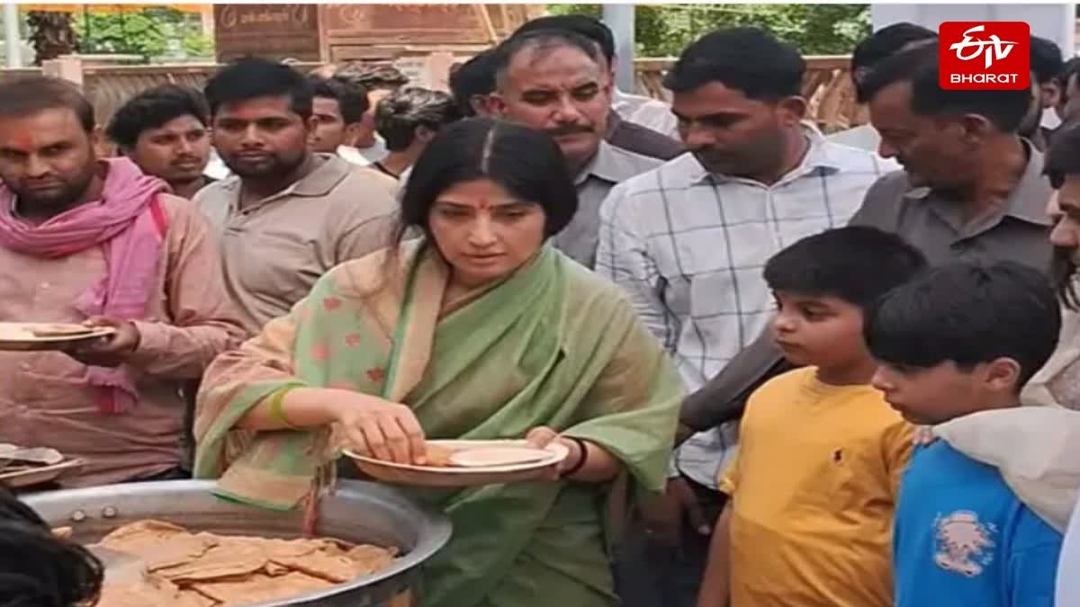 सैफई में सांसद डिंपल यादव ने बांटा भंडारा.
