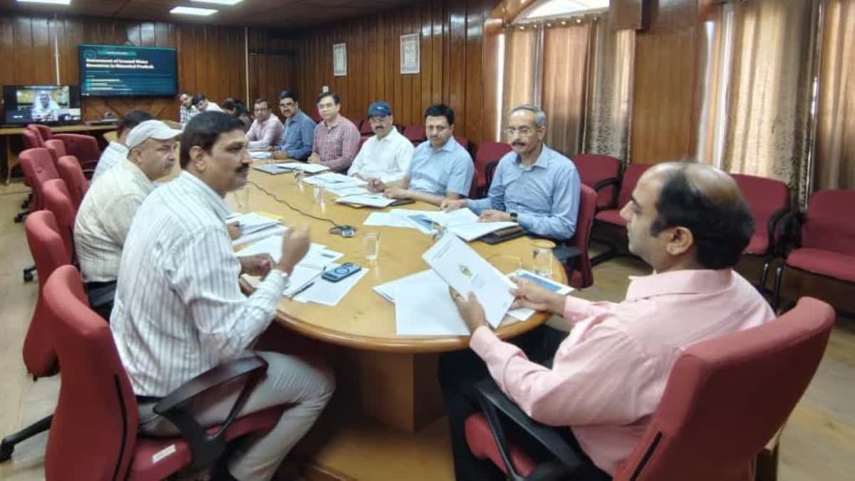 अधिकारियों से बैठक करते अभिषेक जैन