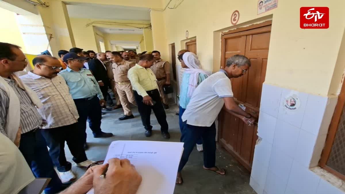 विश्वविद्यालय प्रशासन ने 49 कमरों से कब्जा हटाया. अपने ताले लगाए.
