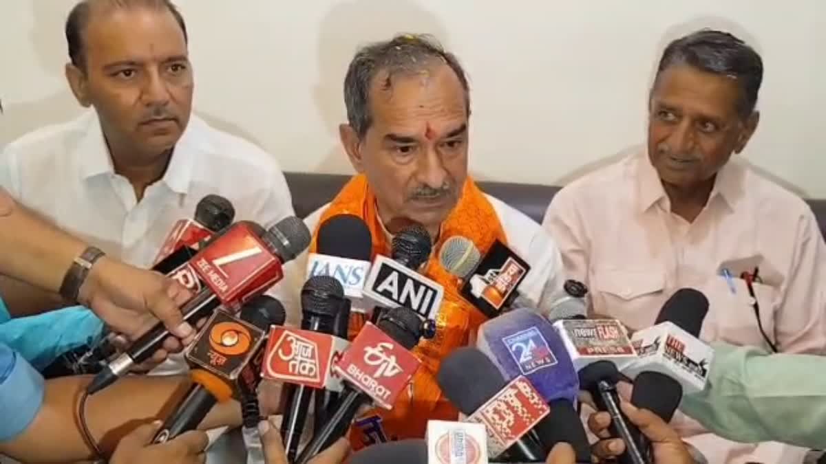 राठौड़ बोले- जनप्रतिनिधियों को भेड़-बकरी कहना गलत, गहलोत के बयान पर ...