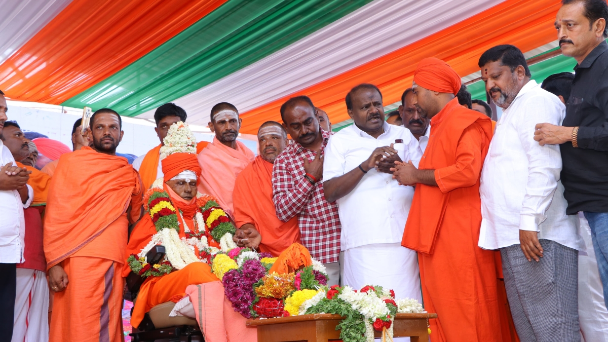 ಶ್ರೀ ಮುಮ್ಮಡಿ ನಿರ್ವಾಣ ಸ್ವಾಮೀಜಿಯವರ ಅಂತಿಮ ದರ್ಶನ ಪಡೆದ ಕೇಂದ್ರ ಸಚಿವ ಹೆಚ್​. ಡಿ ಕುಮಾರಸ್ವಾಮಿ