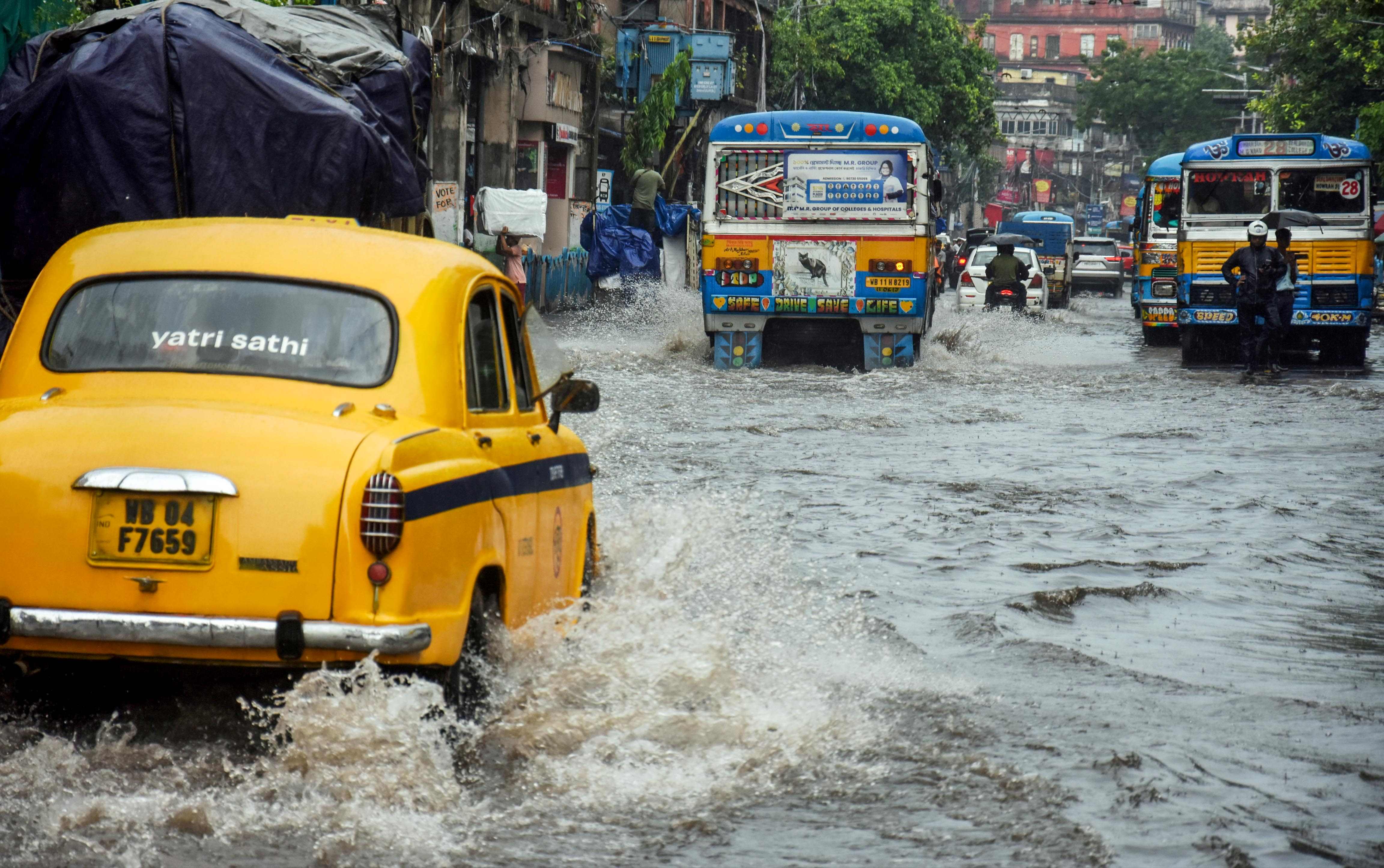 कोलकाता में भारी बारिश के बाद का दृश्य