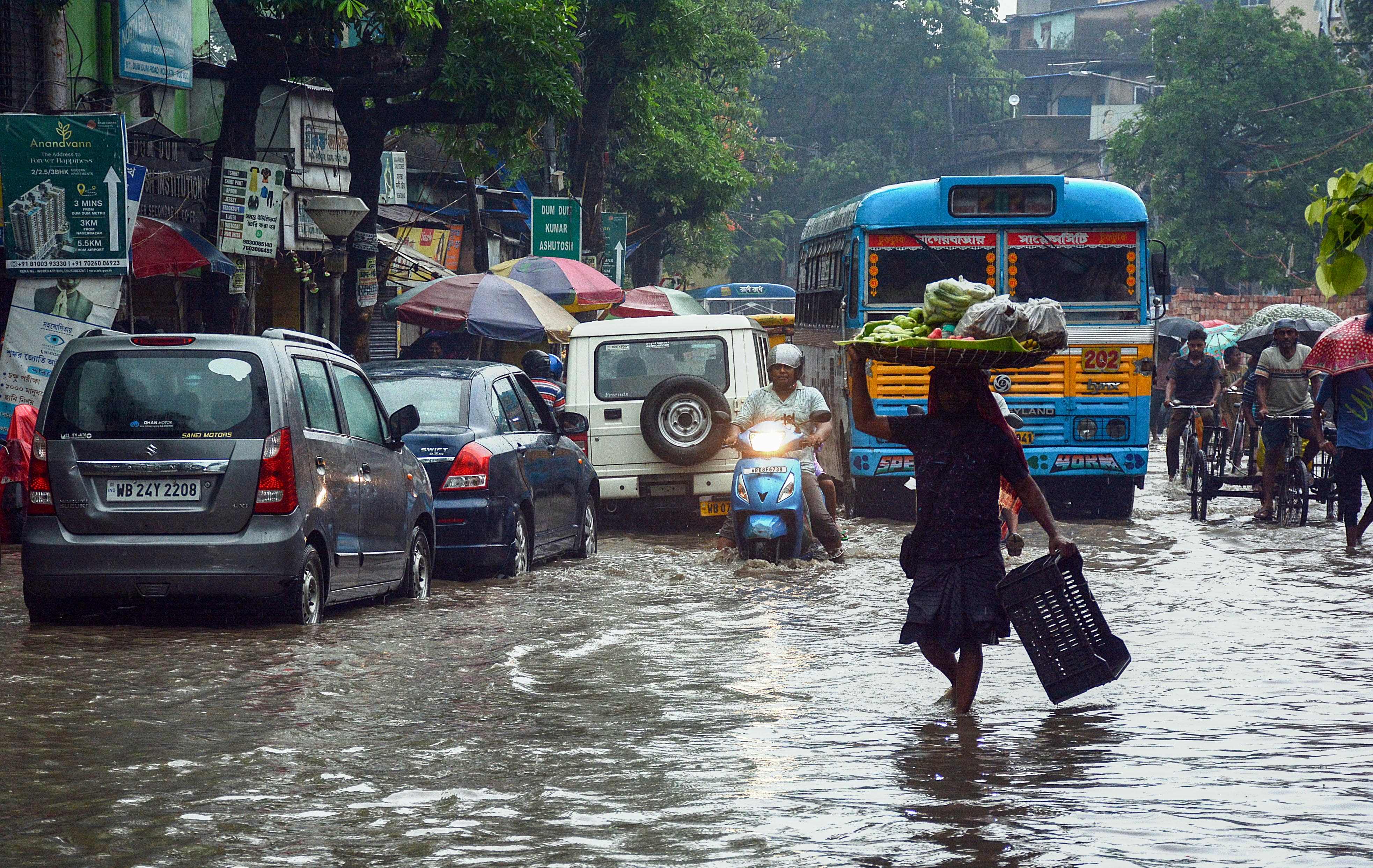 कोलकाता में भारी बारिश के बाद सड़क पर भरा पानी