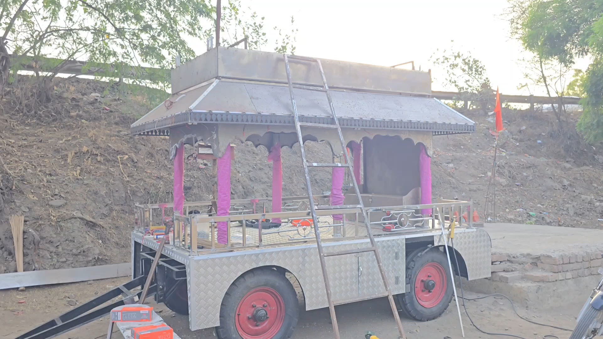 रथांना वाढती मागणी, कोल्हारमधील तरुण उद्योजकाचा 25 वर्षांचा यशस्वी वारसा