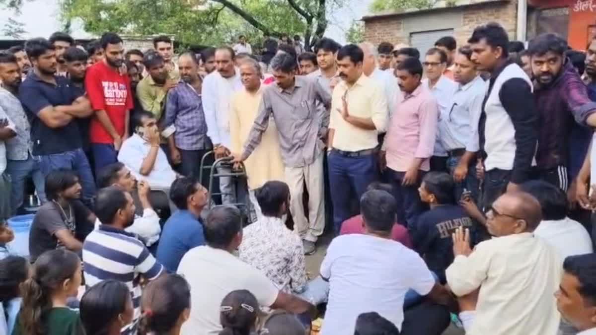 प्रिंसिपल पर छात्राओं से दुर्व्यवहार का आरोप