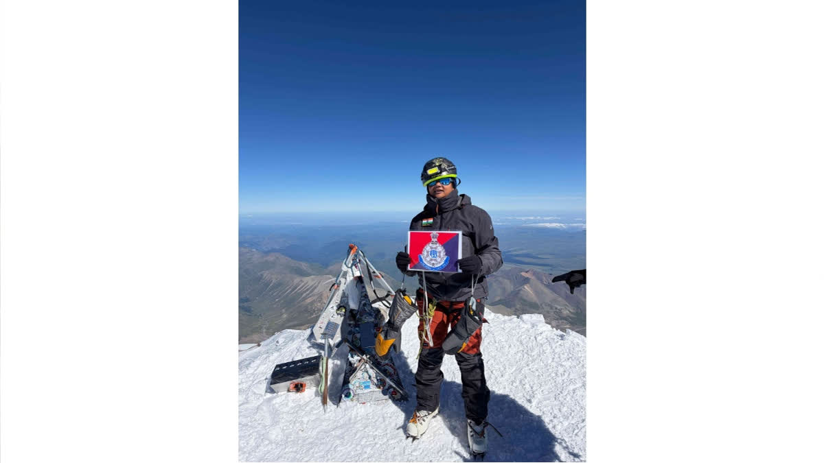 MP Woman Constable Varsha Patel Hoists Tricolour At Mount Elbrus, Europe’s Highest Peak MP Woman Constable Varsha Patel Hoists Tricolour At Mount Elbrus, Europe’s Highest Peak