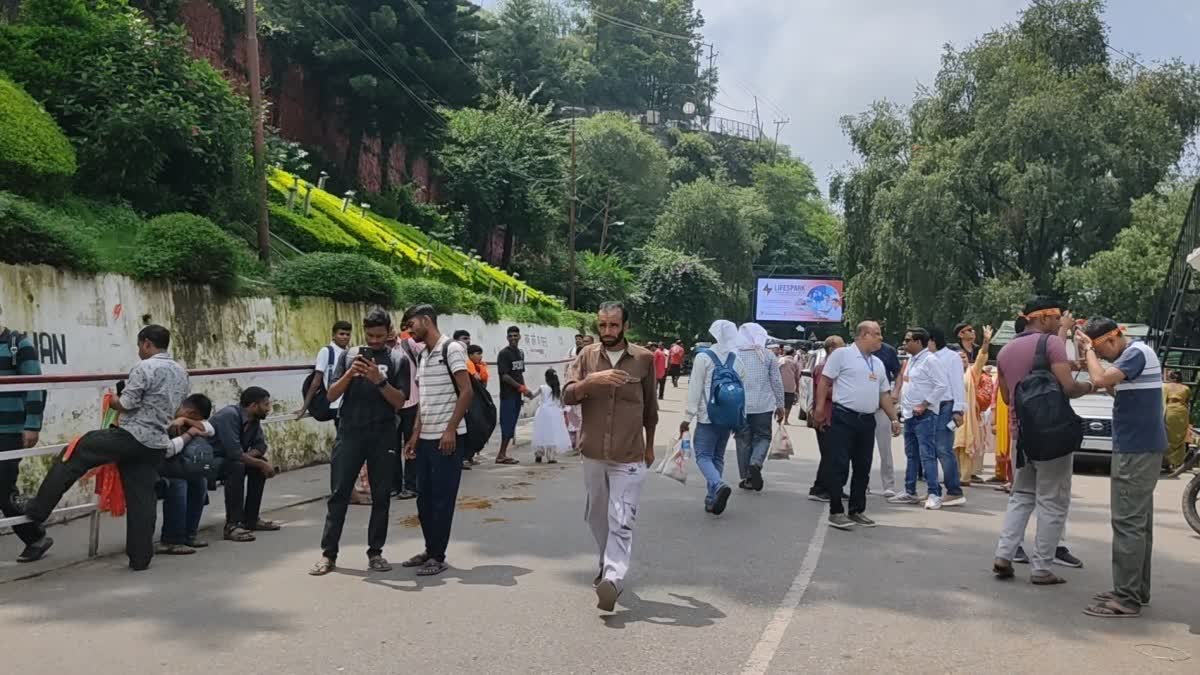یاتریوں کا ہجوم احتیاط کے ساتھ وشنو دیوی واپس