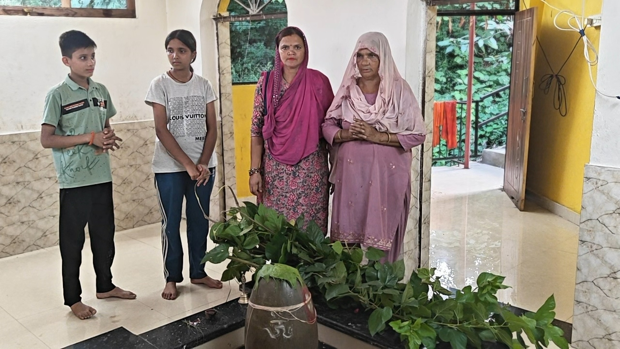 मंदिर में चढ़ावे के तौर पर घास चढ़ाते हैं लोग
