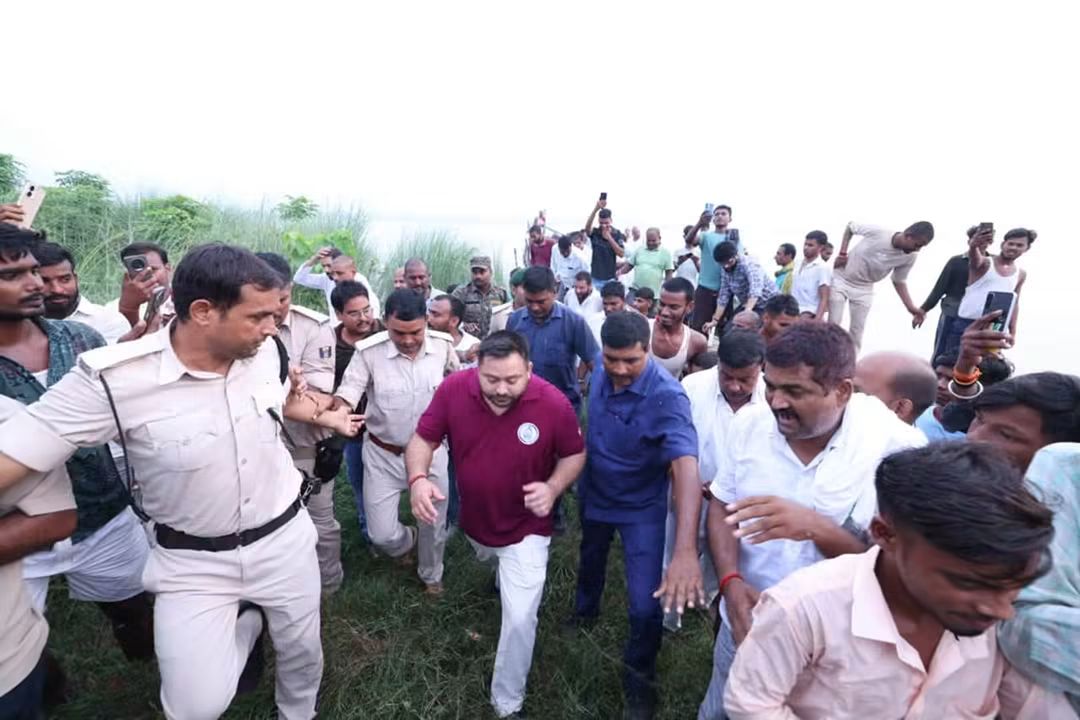 ग्रामीणों के बीच घिरे तेजस्वी यादव ले रहे कटावग्रस्त इलाकों का जायजा