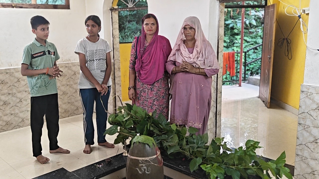 मंदिर में चढ़ावे के तौर पर घास चढ़ाते हैं लोग